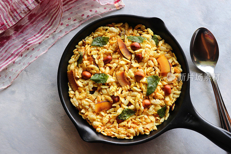 Jada Poha Namkeen Chivda或Thick Pohe Chivda。排灯节特别美味的小吃，由膨化米饭、炒花生、咖喱叶和一些香料制成。传统的印度排灯节小吃。与复制空间。